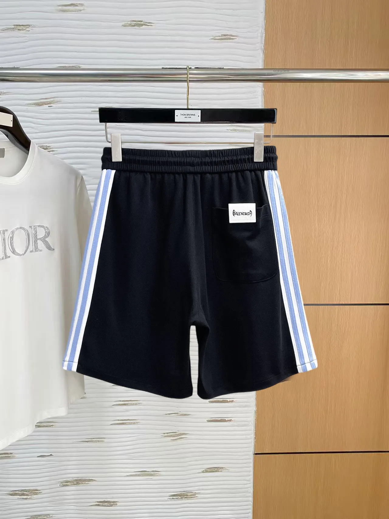 Balenciaga's three-standard complete 2026 summer New Arrival men's casual shorts, advanced custom-made Breathable fabric, Breathable fabric, extremely stretchy and comfortable, impeccable details, top-grade accessories, original logo design concept, delicate and soft feel! The upper body fit is awesome! Size: M-XXXL Please state your height and weight when ordering